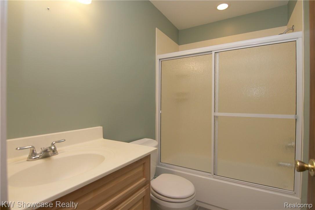 5762 Bullard Road Fenton, MI 48430 - Photo 29 of 34 jBullard Rd Upper Full Bath.jpg