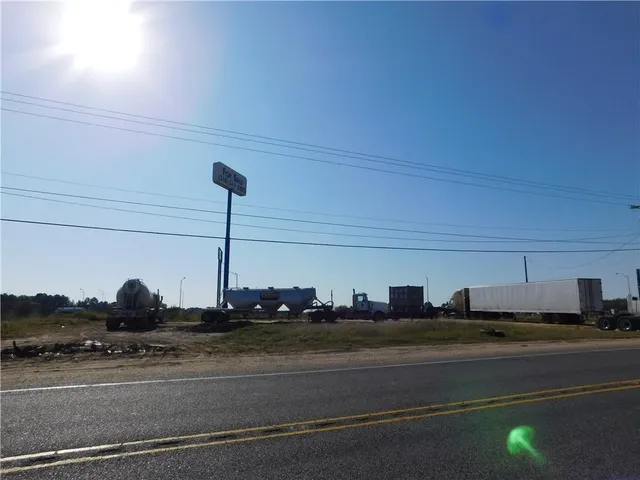 a view of a parking area