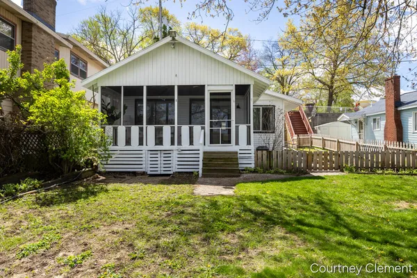 $379,900 | 747 Kornoelje Drive Northeast, Comstock Park, MI 49321