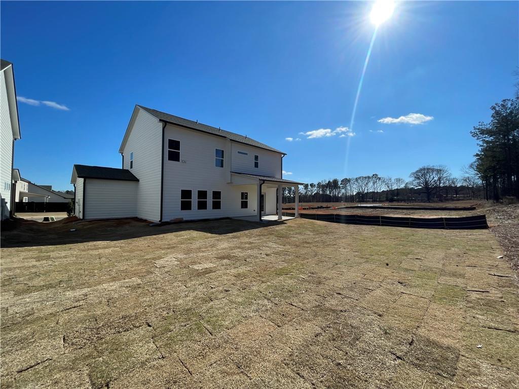 27 Cardinal Rdg Court Winder, GA 30680 - Photo 33 of 71 a view of kitchen with refrigerator and microwave