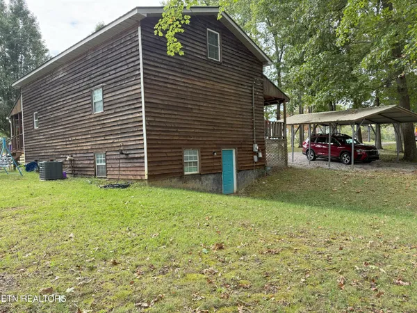 a view of a house with a backyard