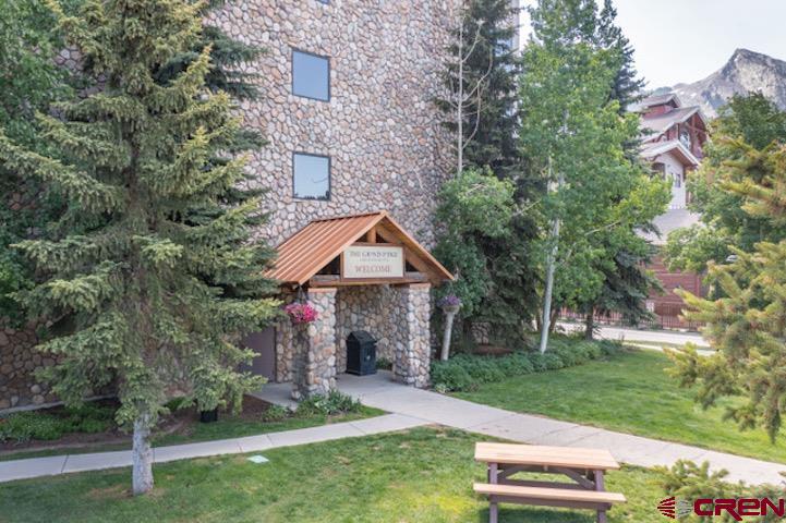 6 Emmons Road, Unit 553 Crested Butte, CO 81225 - Photo 20 of 27 a front view of a house with a yard
