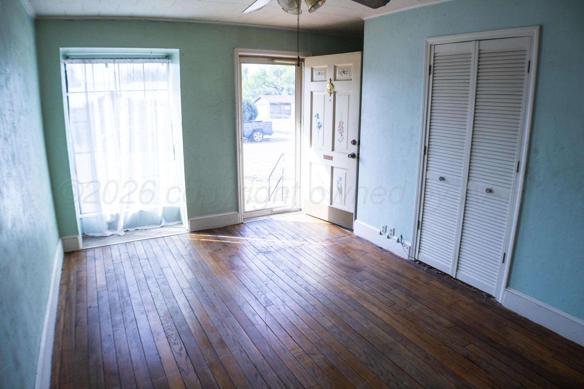 206 Maple Street Borger, TX 79007 - Photo 4 of 21 IMG_2845