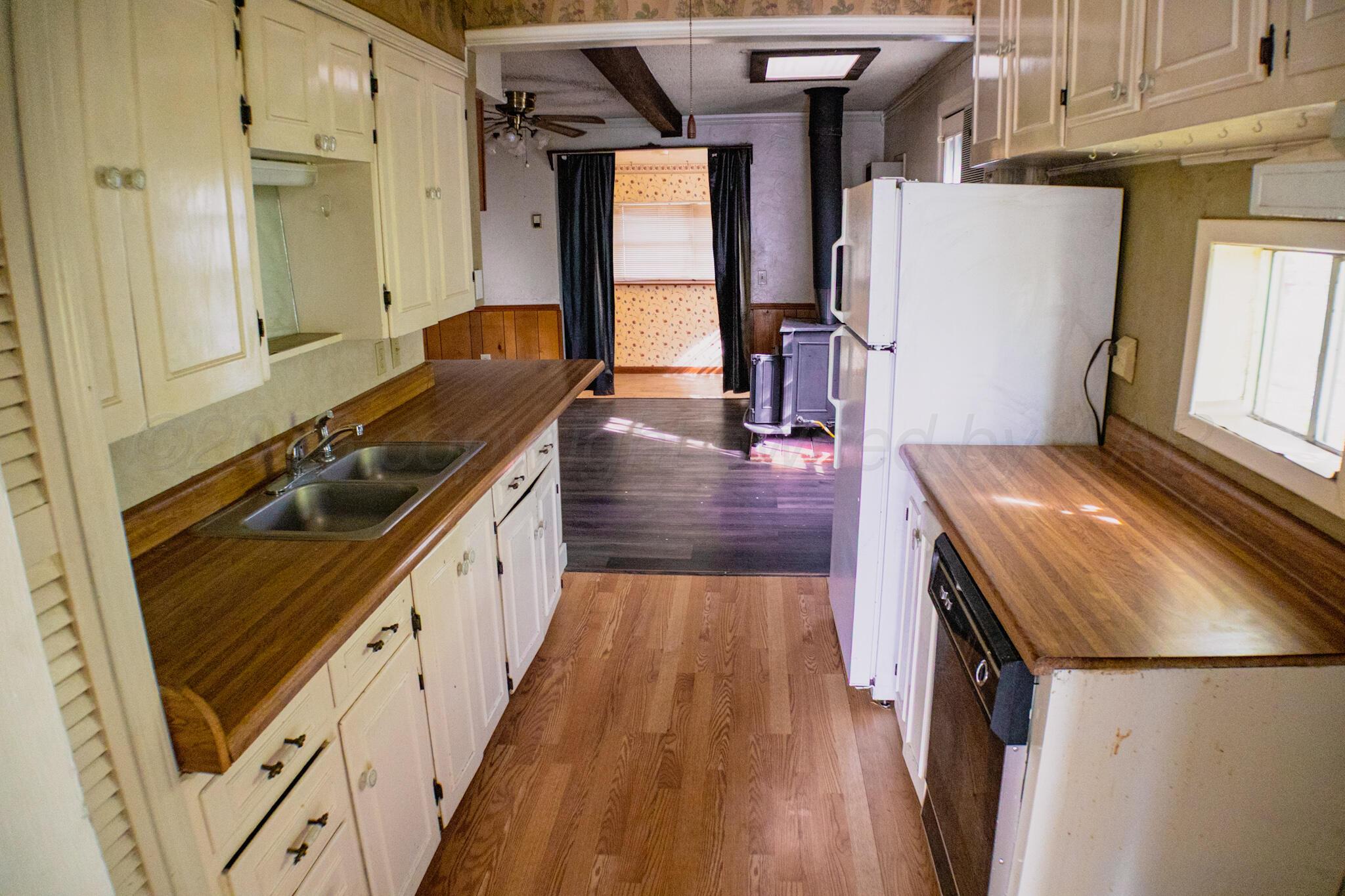 206 Maple Street Borger, TX 79007 - Photo 5 of 21 IMG_2847