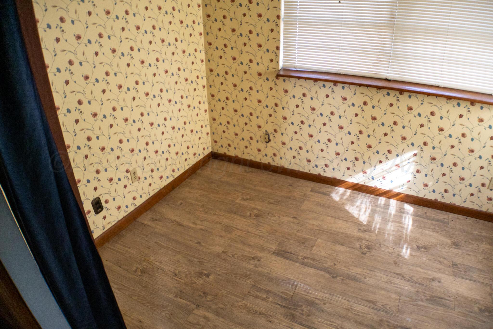 206 Maple Street Borger, TX 79007 - Photo 8 of 21 IMG_2853