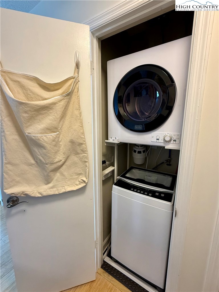 301 Pinnacle Inn Road, Unit 4303 Beech Mountain, NC 28604 - Photo 16 of 37 a utility room with dryer and washer