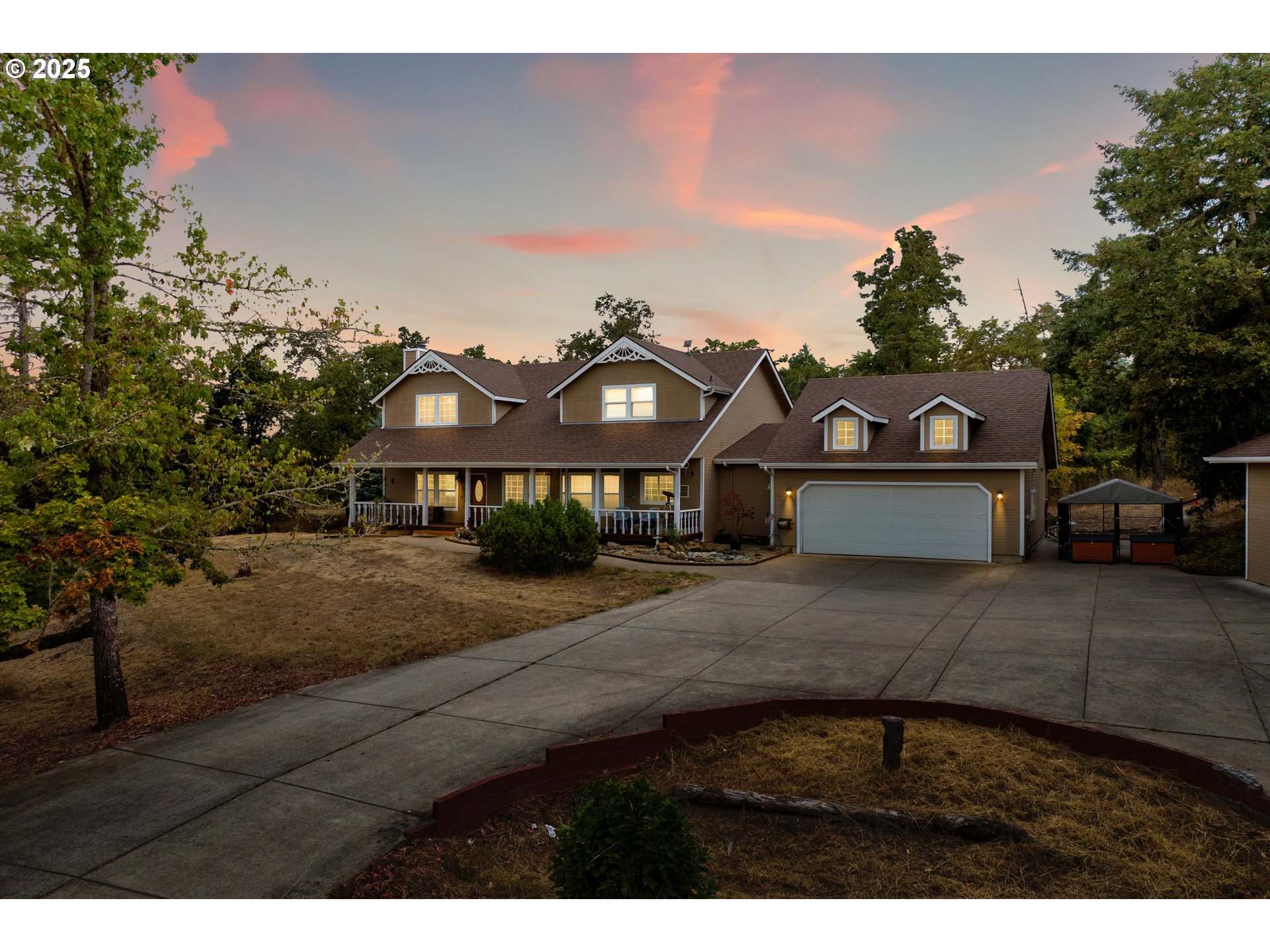33530 Molitor Ranch Road Cottage Grove, OR 97424 - Photo 1 of 40 a front view of a house with a yard