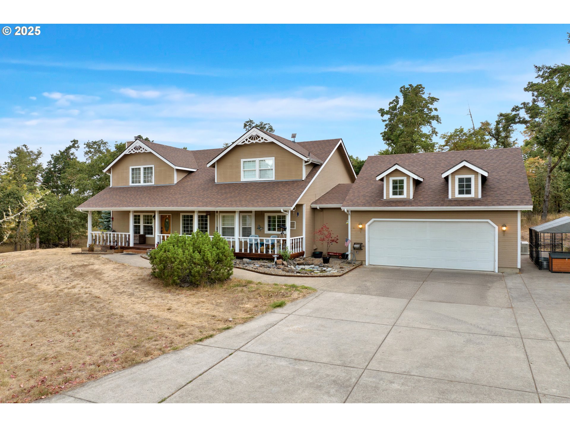 33530 Molitor Ranch Road Cottage Grove, OR 97424 - Photo 2 of 40 a front view of a house with a garden