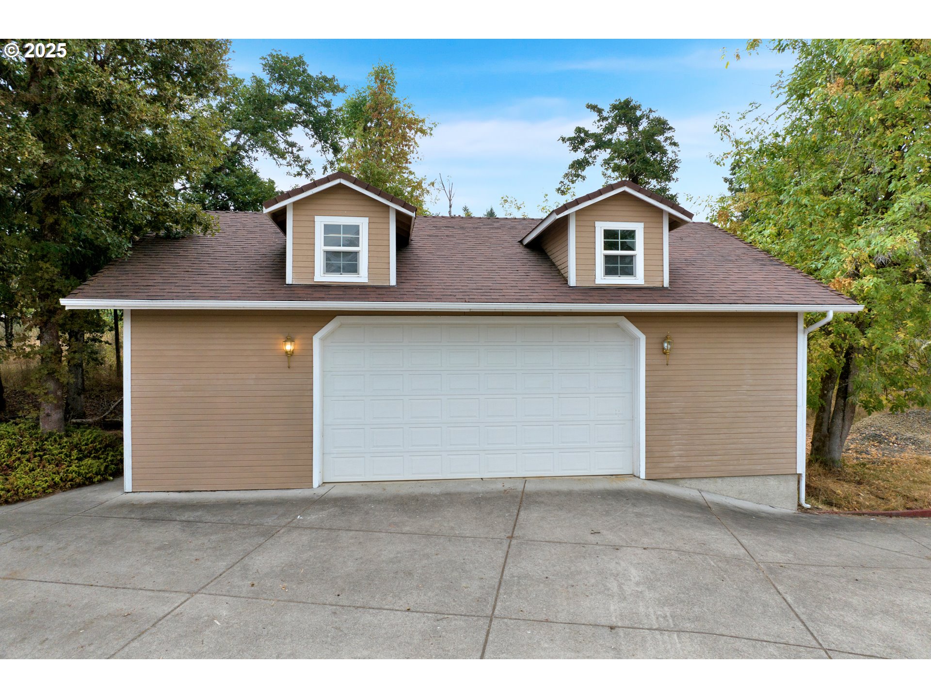 33530 Molitor Ranch Road Cottage Grove, OR 97424 - Photo 26 of 40 a front view of a house with a garage and a yard
