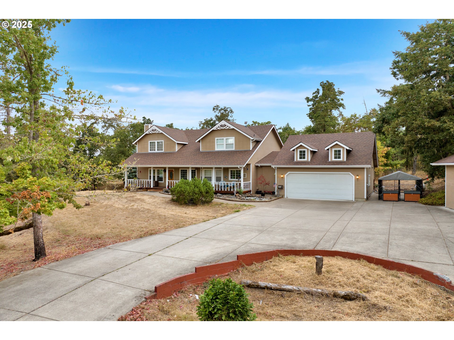 33530 Molitor Ranch Road Cottage Grove, OR 97424 - Photo 4 of 40 a front view of a house with a yard
