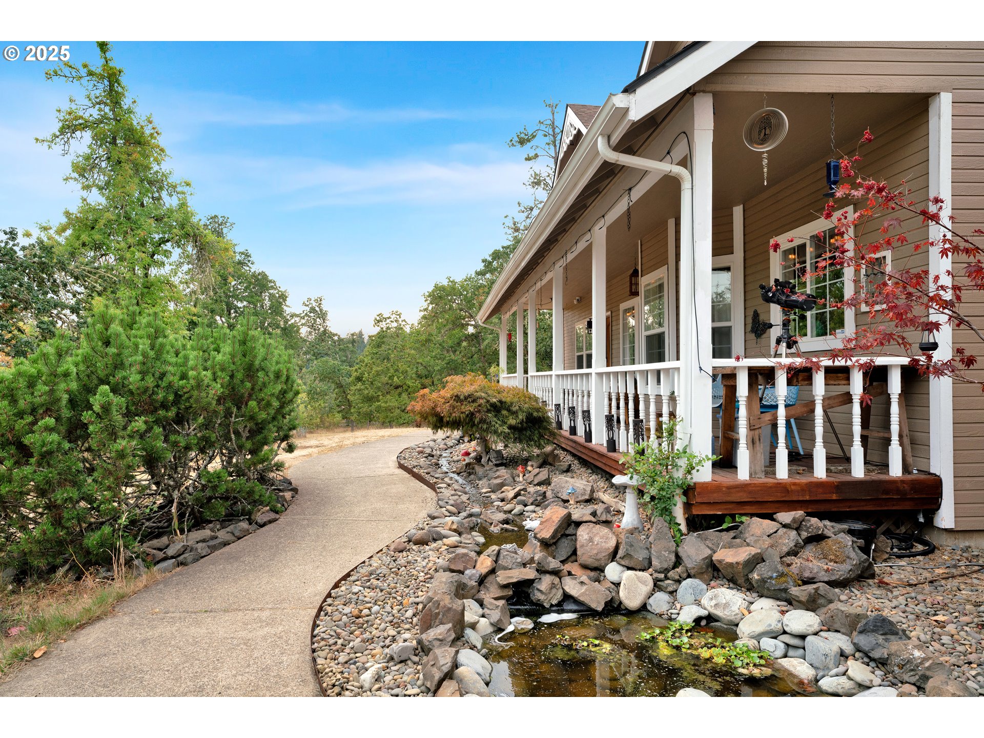 33530 Molitor Ranch Road Cottage Grove, OR 97424 - Photo 5 of 40 a front view of a house with a garden
