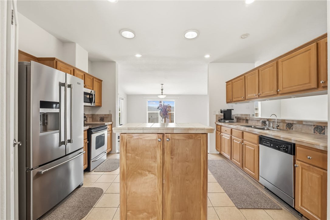 2525 South Ridge Avenue Bullhead City, AZ 86429 - Photo 23 of 76 Kitchen