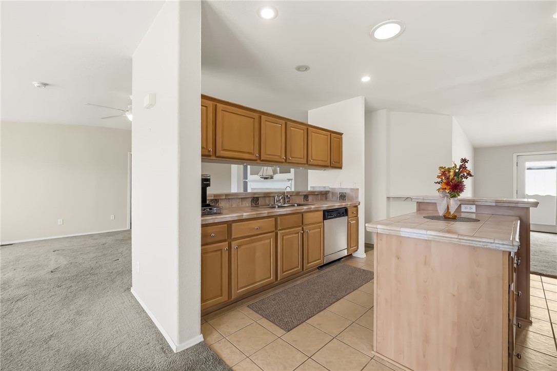 2525 South Ridge Avenue Bullhead City, AZ 86429 - Photo 25 of 76 Kitchen
