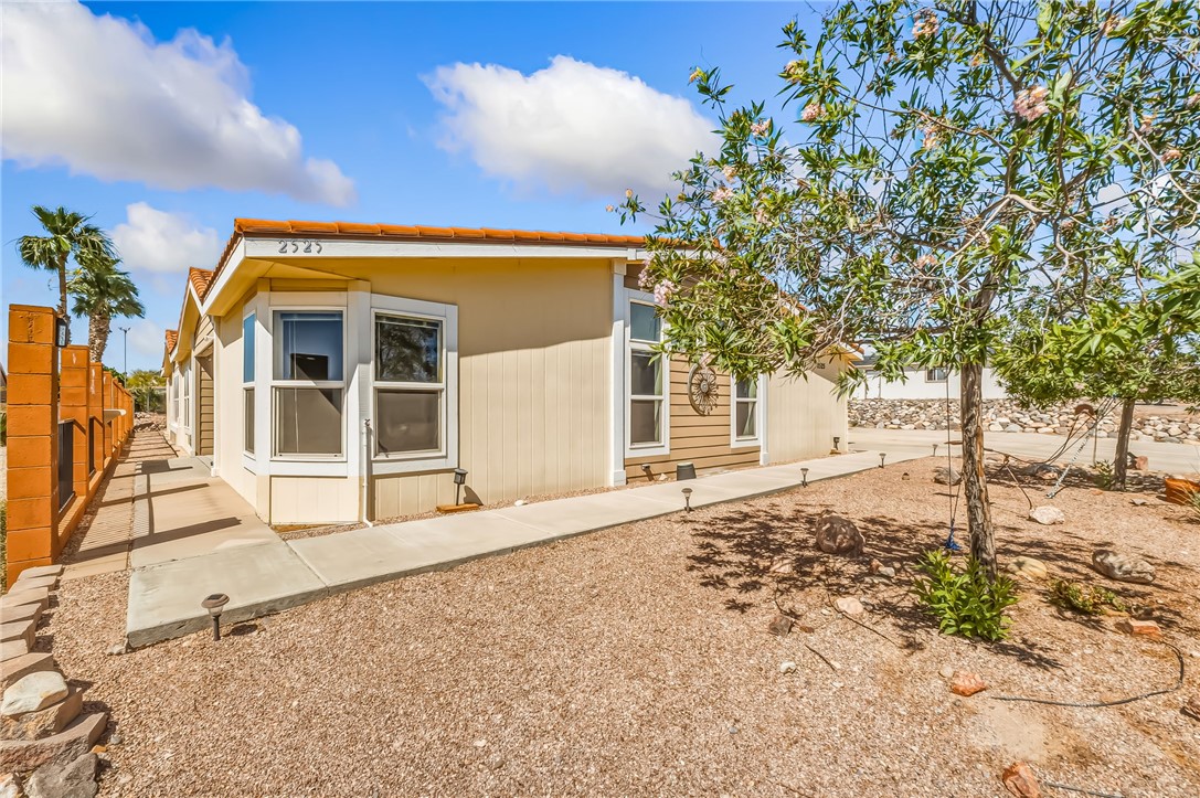 2525 South Ridge Avenue Bullhead City, AZ 86429 - Photo 5 of 76 Exterior featuring a bay window