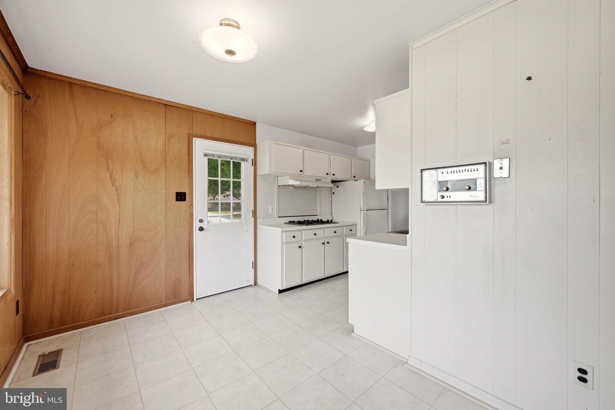 6426 Deepford Street Springfield, VA 22150 - Photo 5 of 32 Breakfast Area