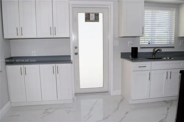 $2,450 | 622 Northeast 6th Street, Unit 2, Hallandale Beach, FL 33009