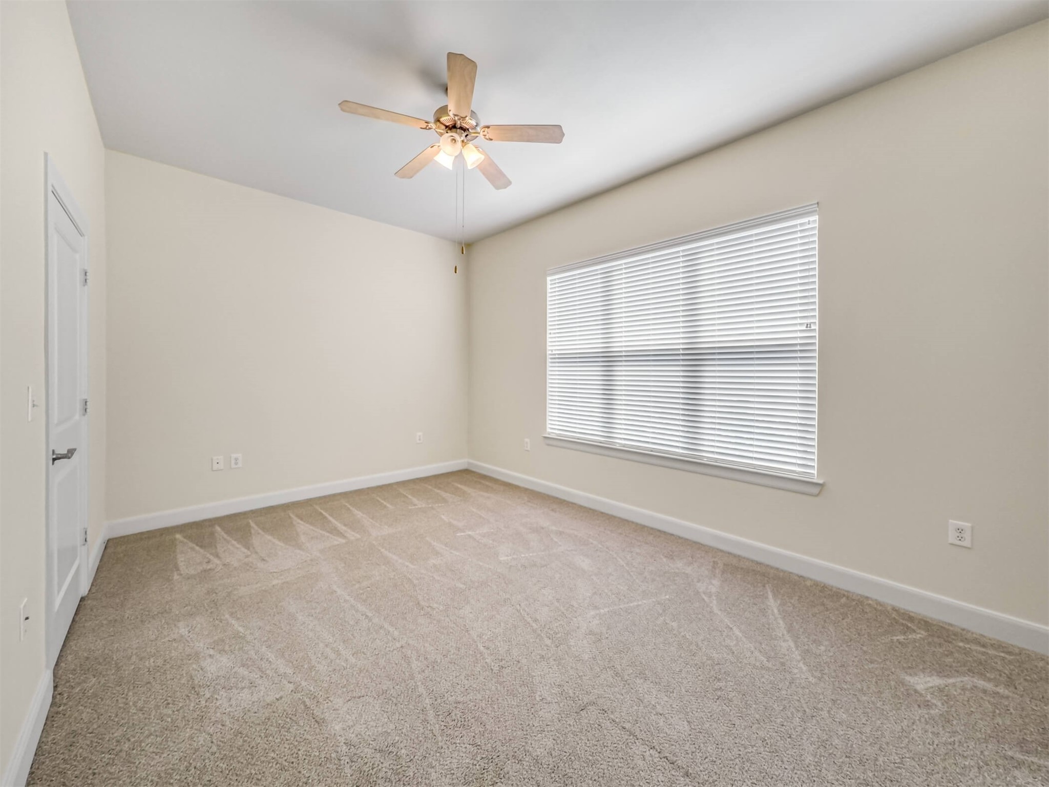 1010 Rosine Street, Unit 22 Houston, TX 77019 - Photo 15 of 21 an empty room with a chandelier fan and windows