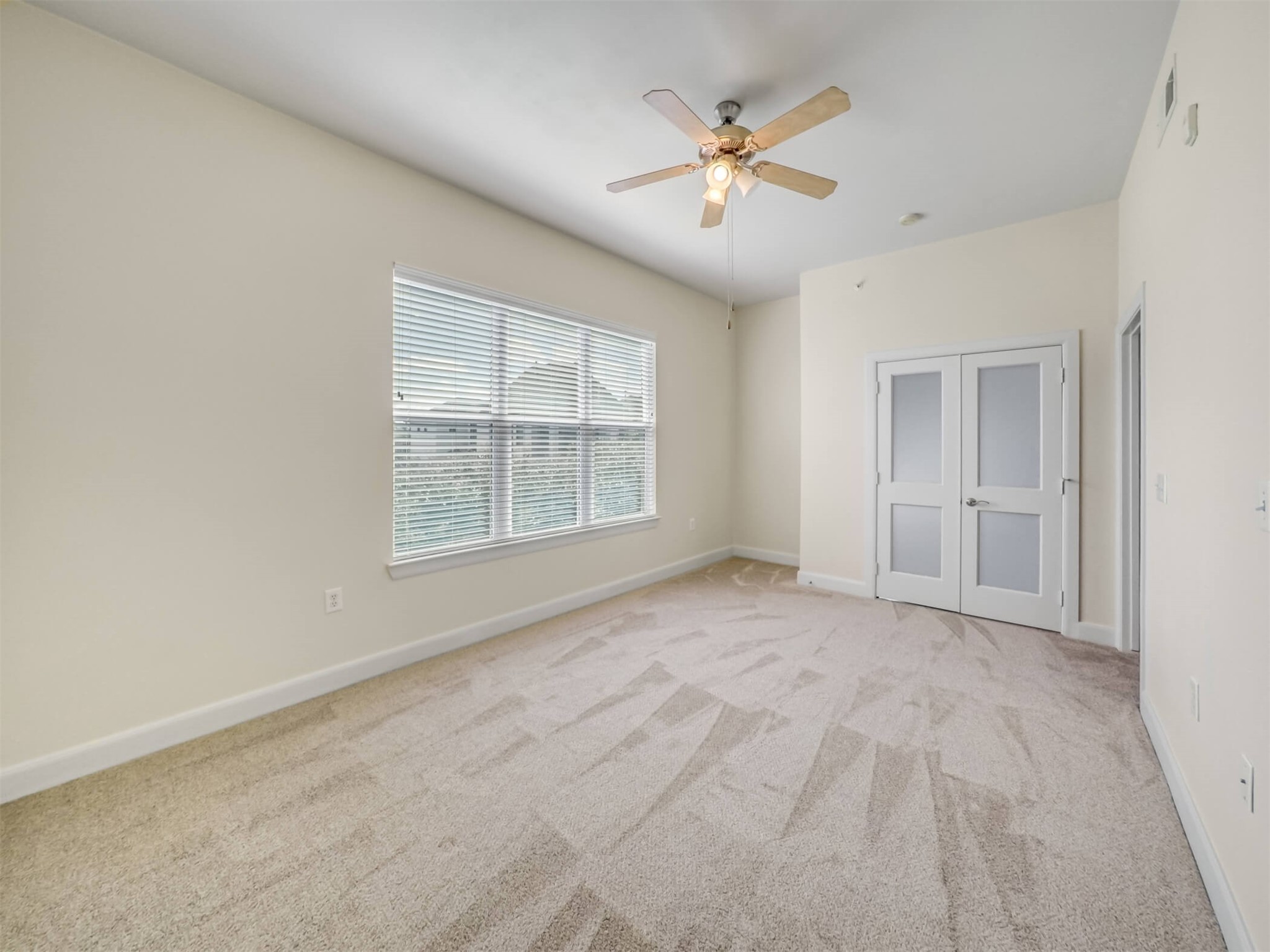 1010 Rosine Street, Unit 22 Houston, TX 77019 - Photo 16 of 21 an empty room with chandelier fan and windows