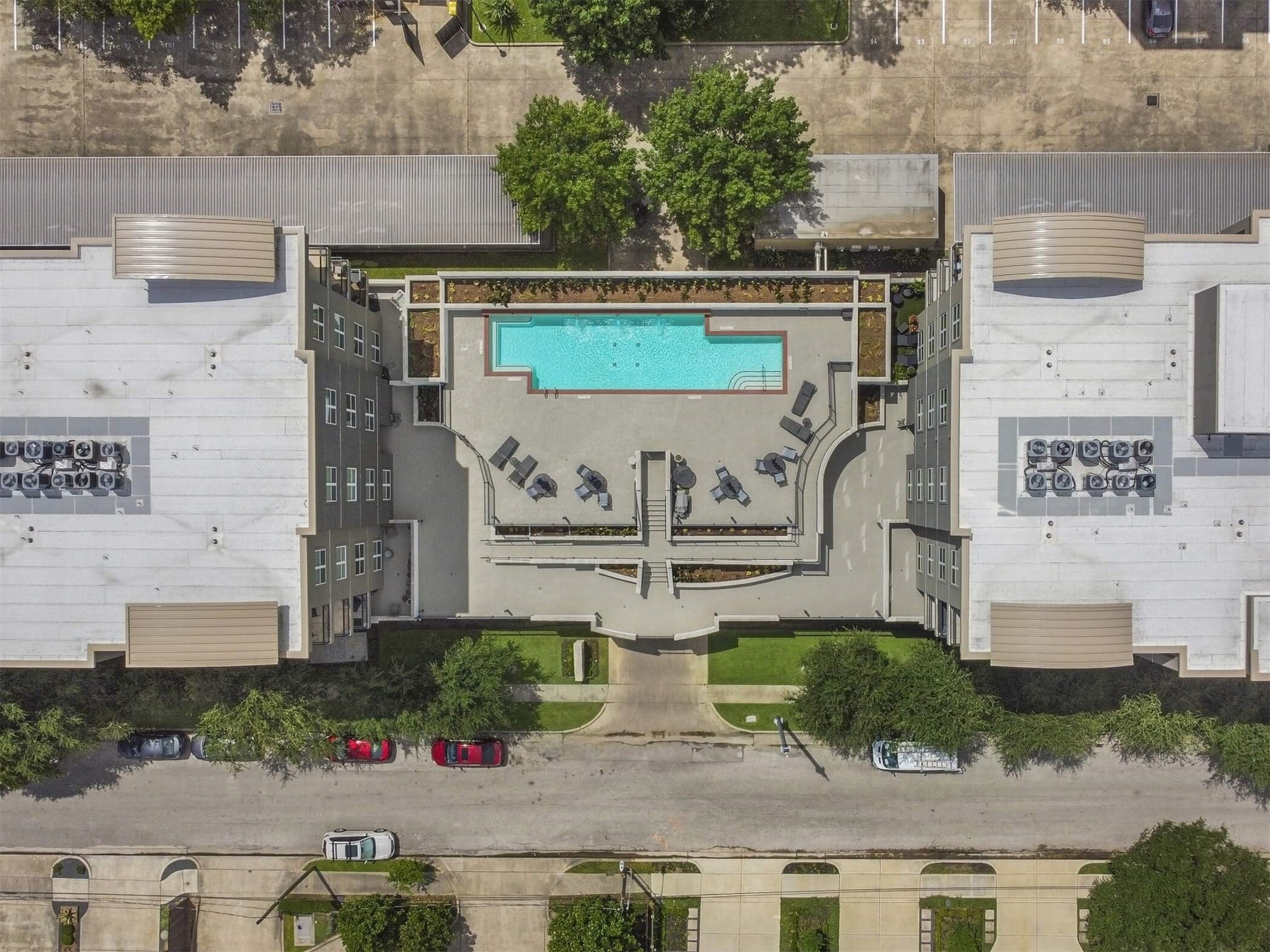 1010 Rosine Street, Unit 22 Houston, TX 77019 - Photo 19 of 21 a front view of a house with garden