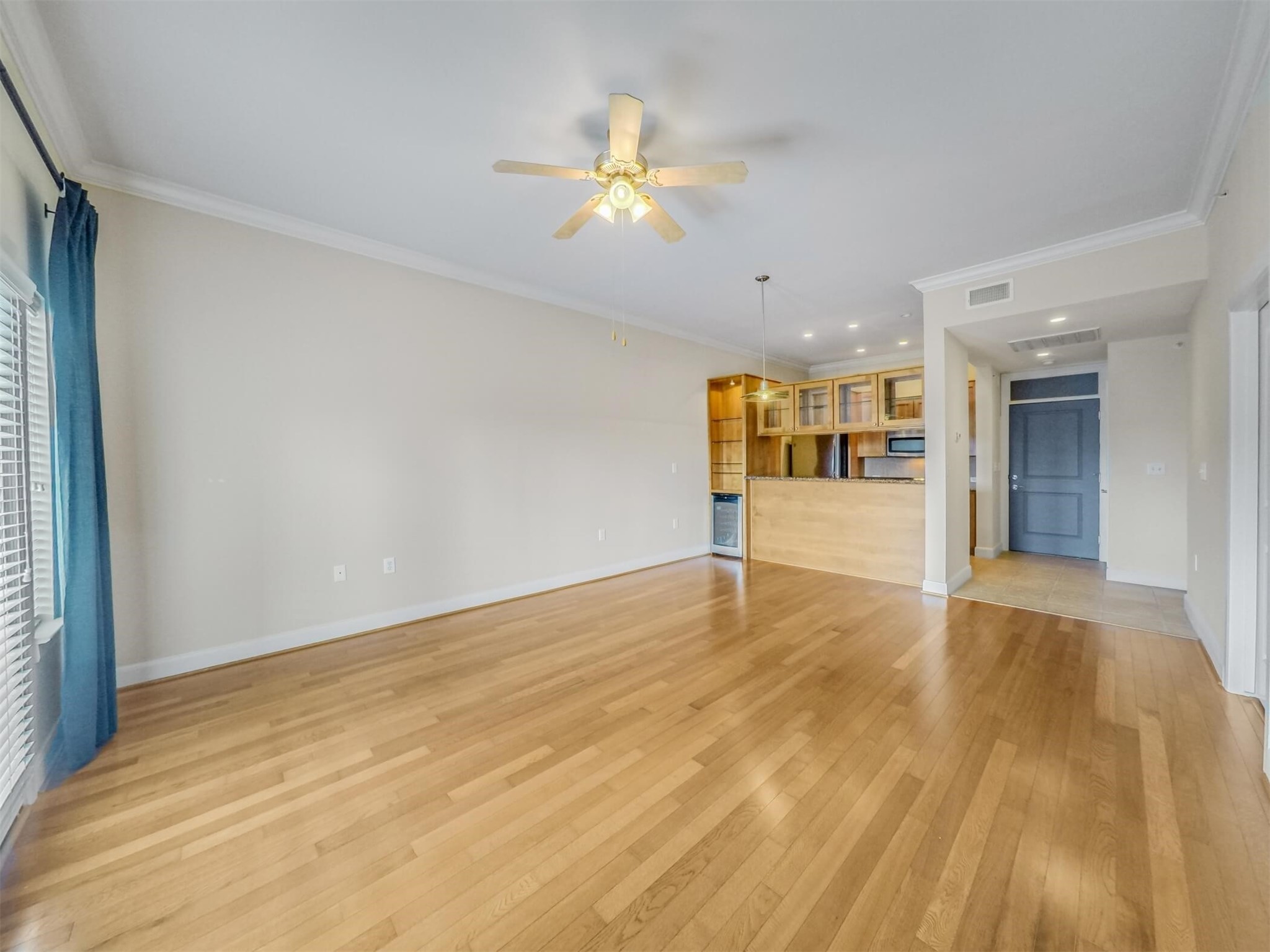 1010 Rosine Street, Unit 22 Houston, TX 77019 - Photo 3 of 21 a view of an empty room and window