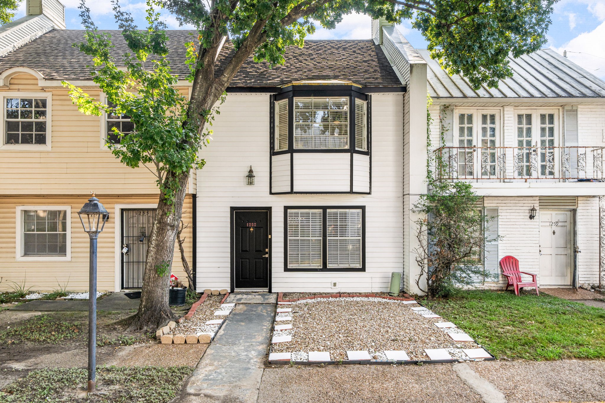 Nested in the Westview Village Condo community, the property features a well-maintained front yard with easy access to Witte Rd,offering a welcoming curb appeal and proximity to I-10 for seamless commuting.