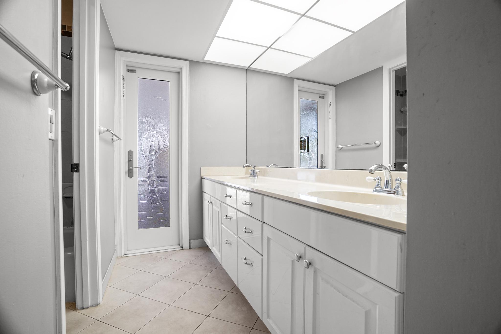 100 Southwest 15th Court Boca Raton, FL 33486 - Photo 17 of 43 Guest Bathroom