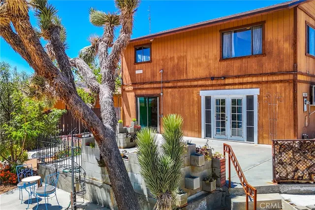 a view of a big room with closet and a ceiling fan