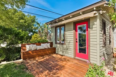 a view of a back yard