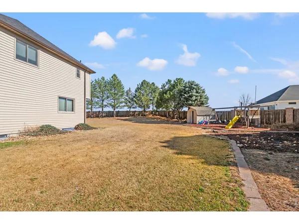 a view of a yard with an house