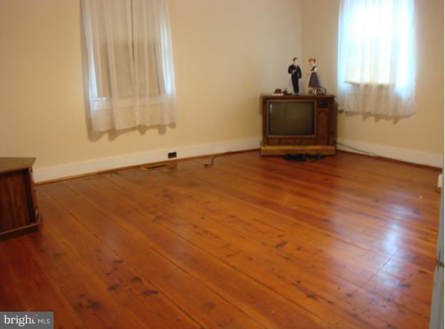 12427 Big Pool Road Clear Spring, MD 21722 - Photo 6 of 10 Living Room