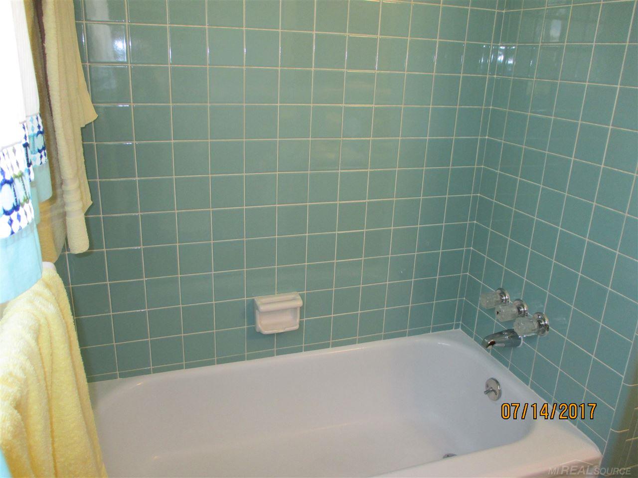 27678 Jean Road Warren, MI 48093 - Photo 17 of 42 31326247-16.JPG