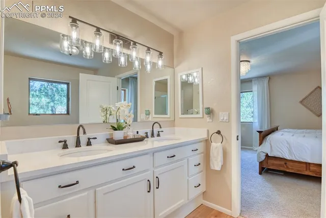 a en suite bathroom with double sink and a mirror