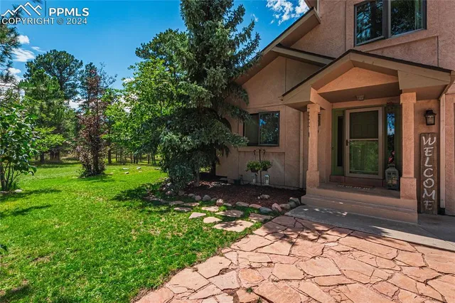 a view of a house with a yard