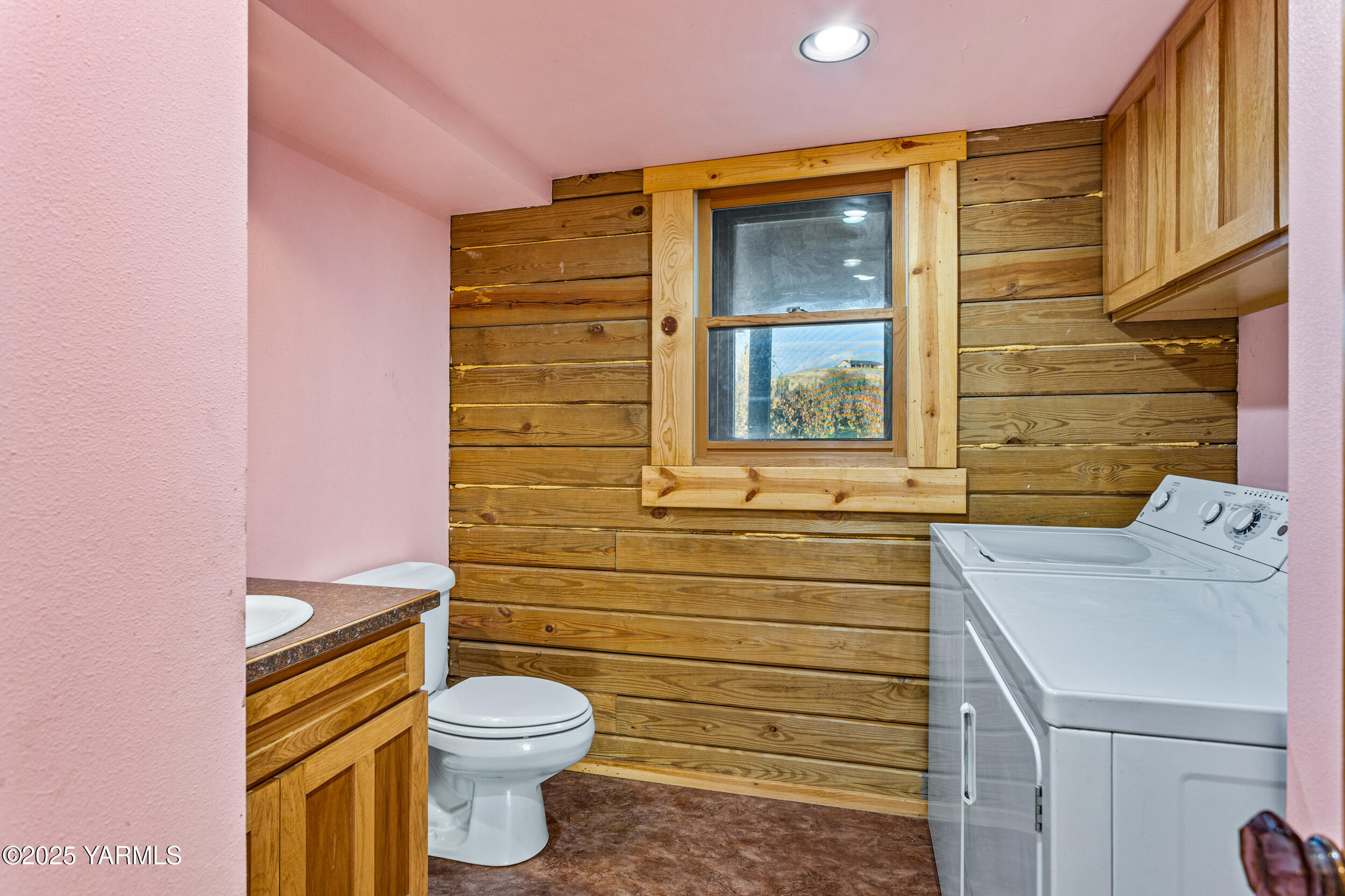 731 Selah Naches Road Selah, WA 98942 - Photo 19 of 44 a bathroom with a sink a toilet and shower