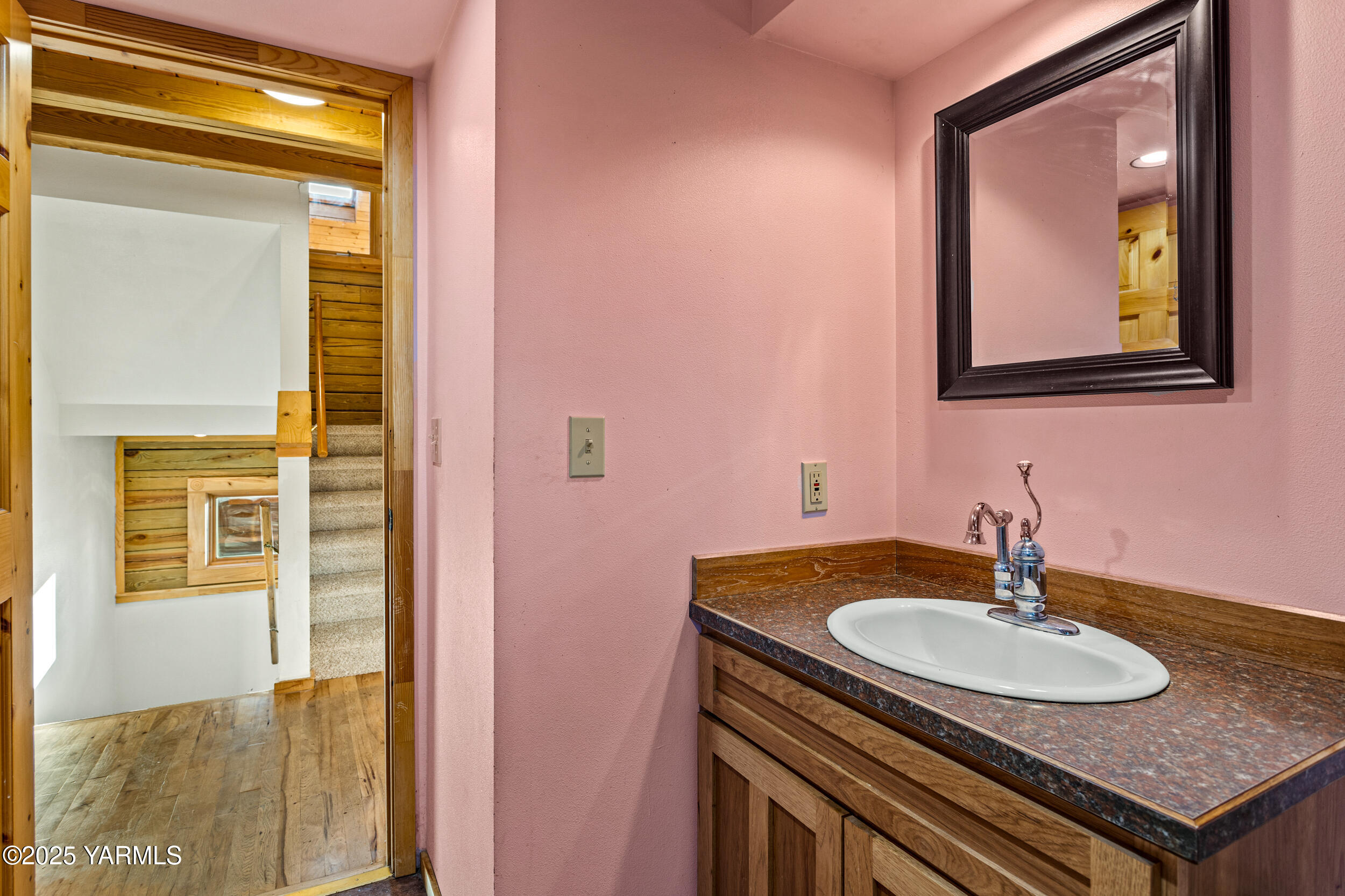 731 Selah Naches Road Selah, WA 98942 - Photo 20 of 44 a bathroom with a sink and a mirror