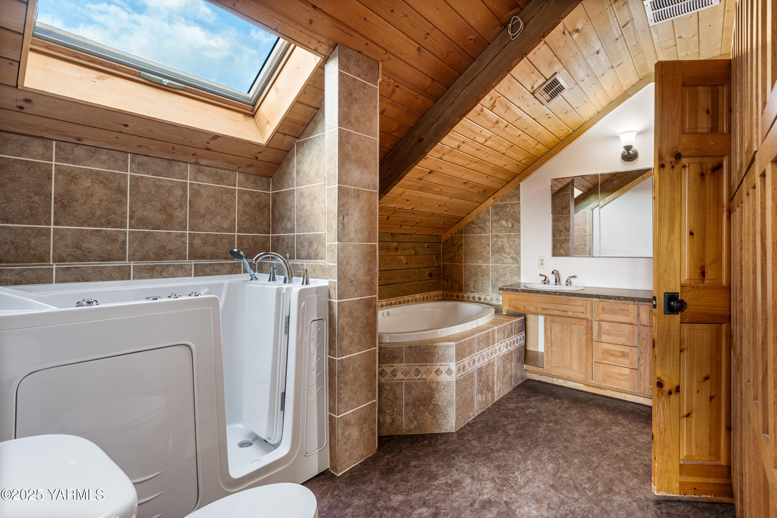 731 Selah Naches Road Selah, WA 98942 - Photo 26 of 44 a bathroom with a sink a toilet and shower