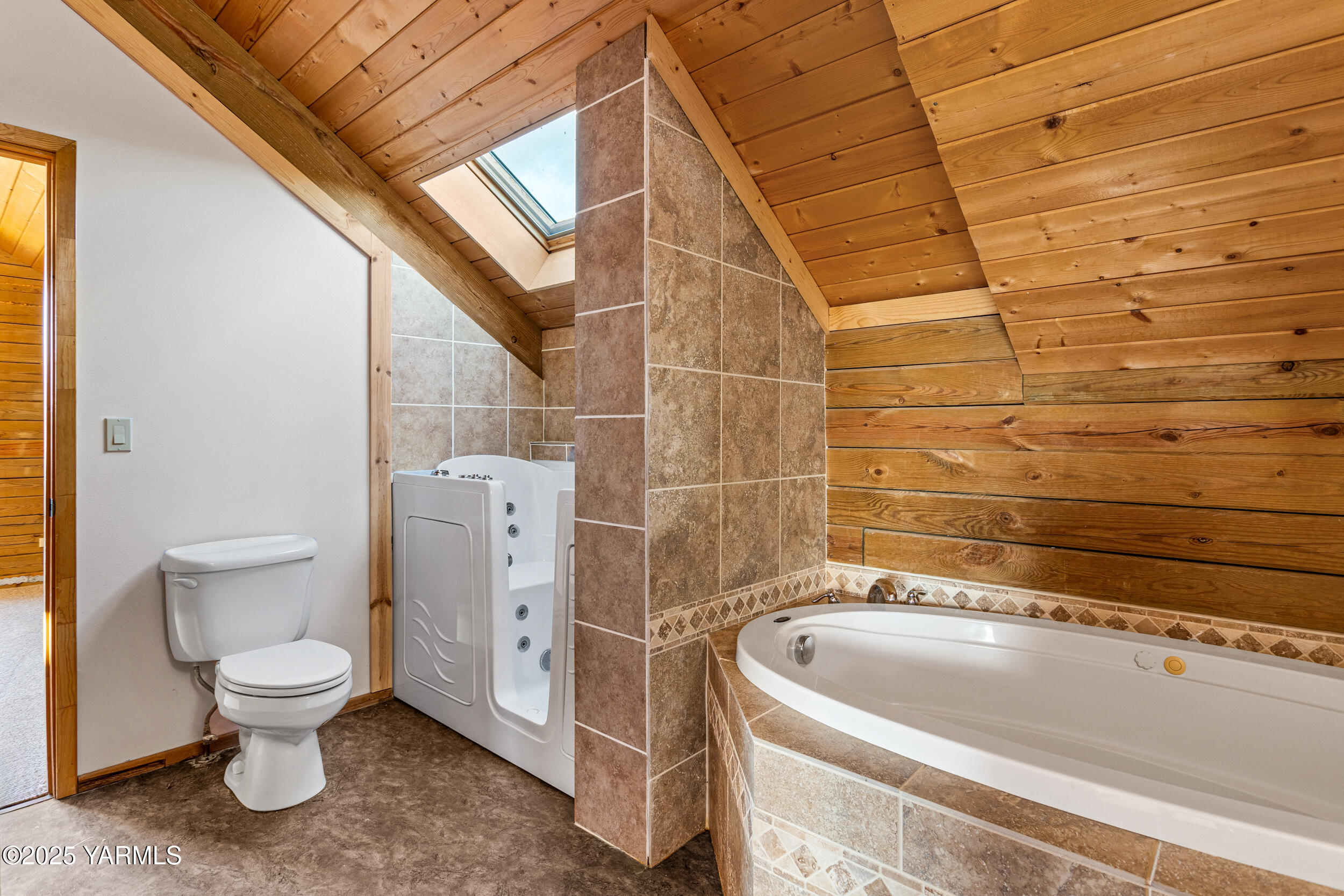 731 Selah Naches Road Selah, WA 98942 - Photo 28 of 44 a bathroom with a toilet and a shower