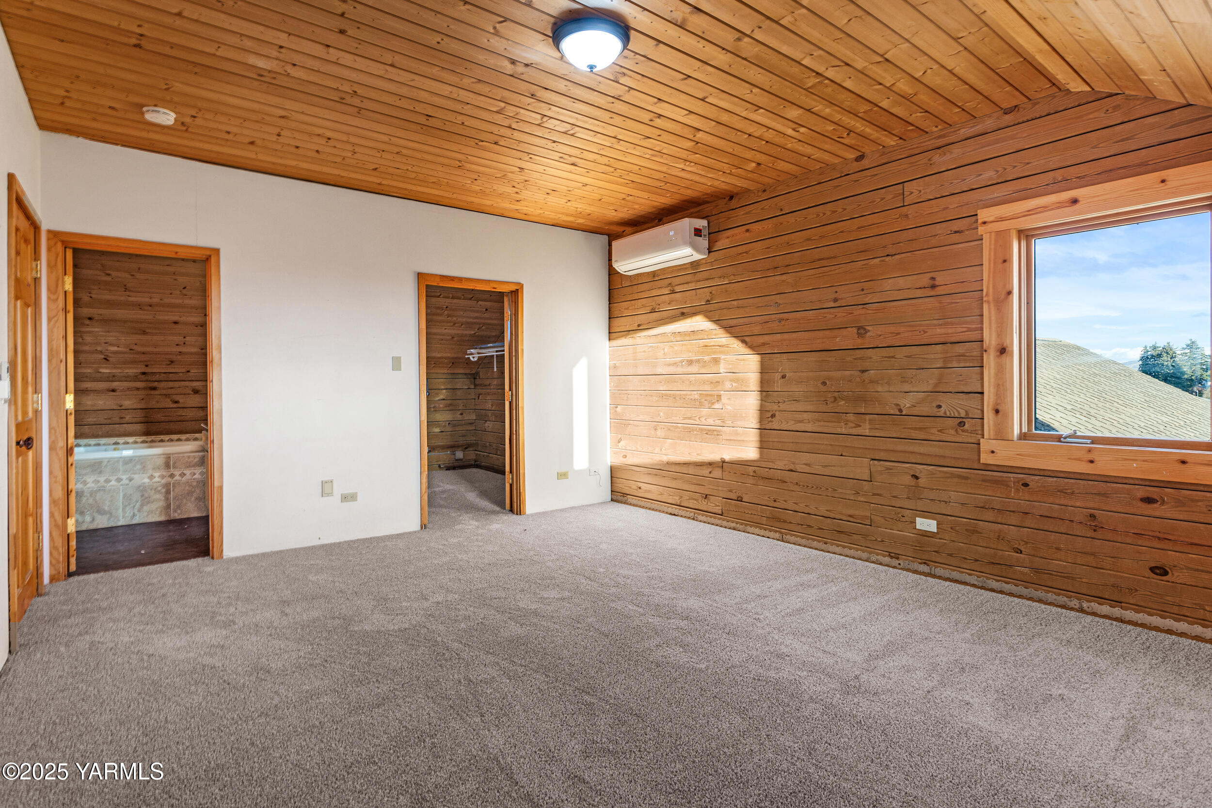 731 Selah Naches Road Selah, WA 98942 - Photo 30 of 44 an empty room with windows