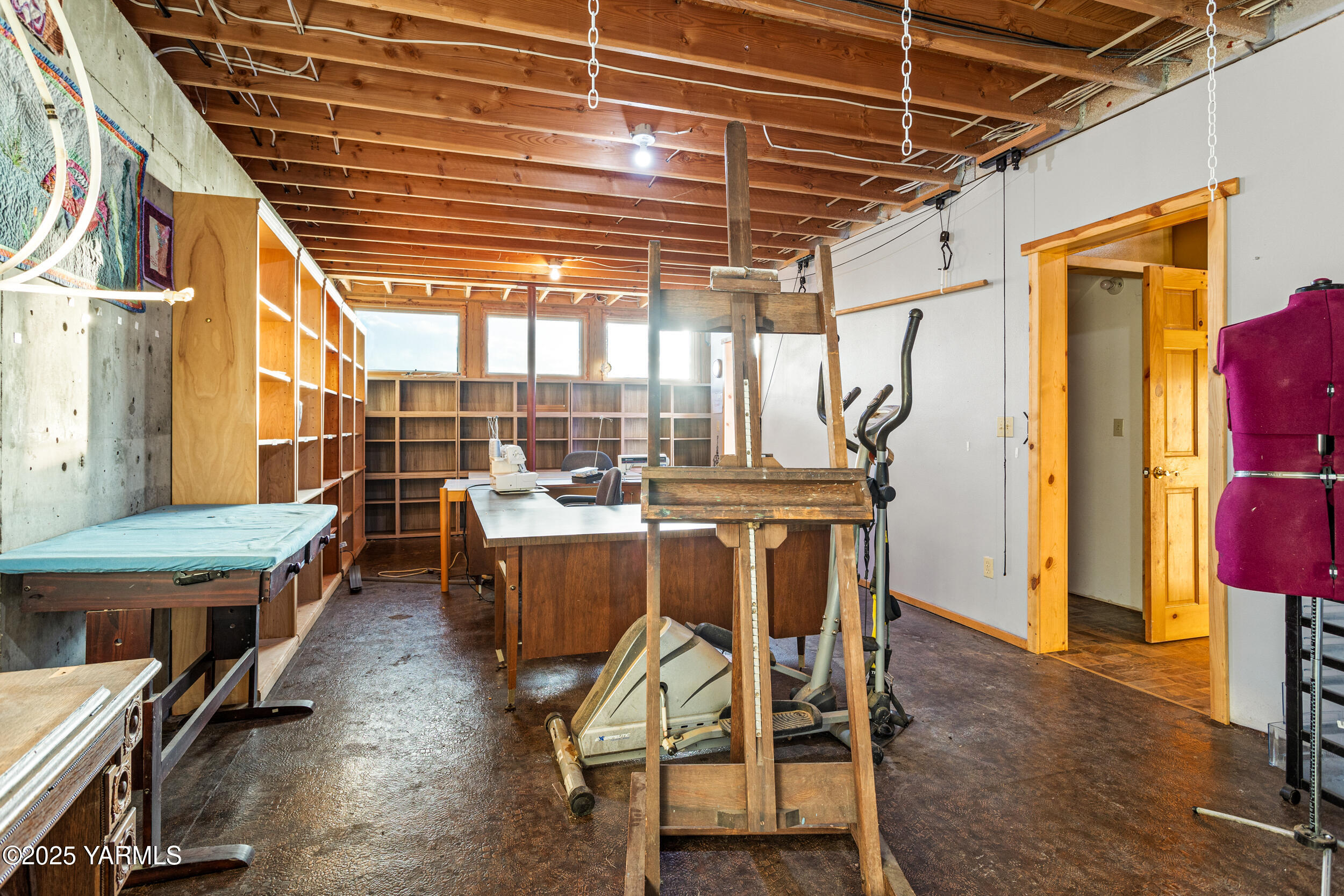 731 Selah Naches Road Selah, WA 98942 - Photo 36 of 44 a view of a chairs and table in a patio