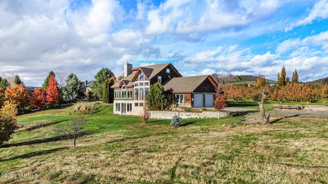 a view of house with a big yard