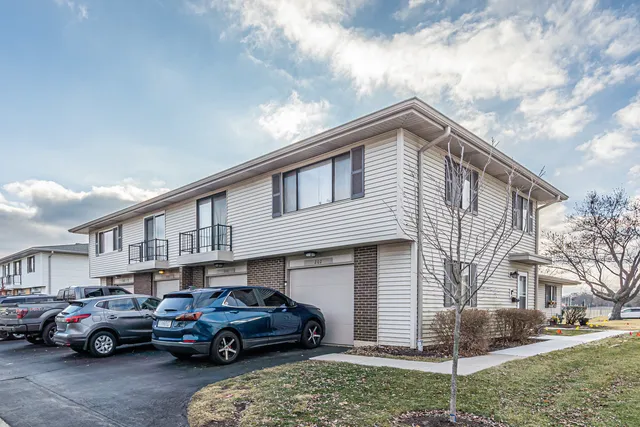 $239,900 | 204 Nauset Lane, Unit 204, Schaumburg, IL 60193