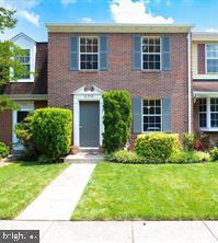 a view front of house with yard and green space