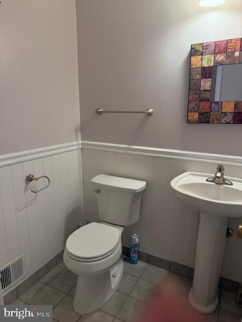 6358 Shaundale Drive Springfield, VA 22152 - Photo 22 of 54 a bathroom with a toilet a sink and mirror