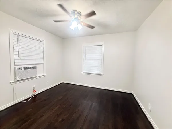 $1,495 | 832 South Anderson Street, Angleton, TX 77515