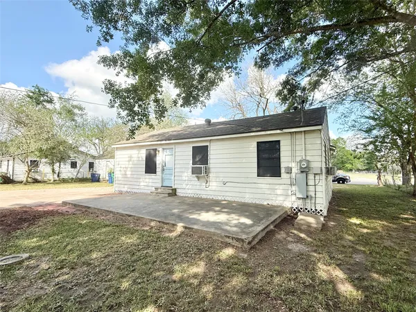 $1,495 | 832 South Anderson Street, Angleton, TX 77515