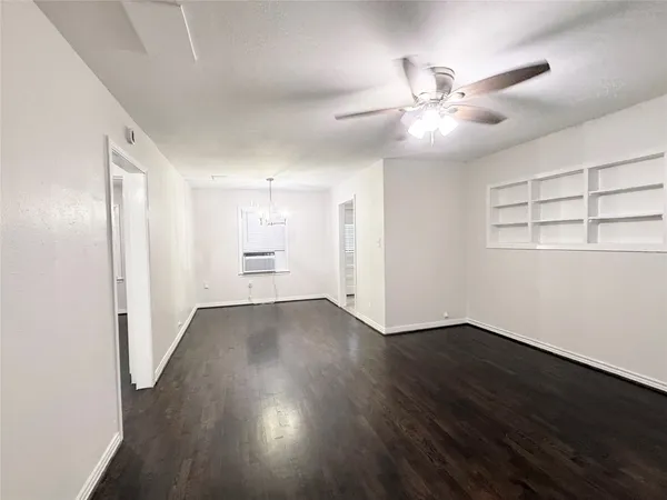 $1,495 | 832 South Anderson Street, Angleton, TX 77515