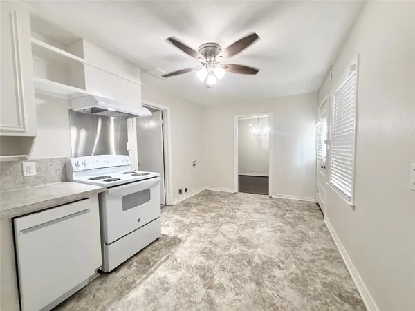 $1,495 | 832 South Anderson Street, Angleton, TX 77515