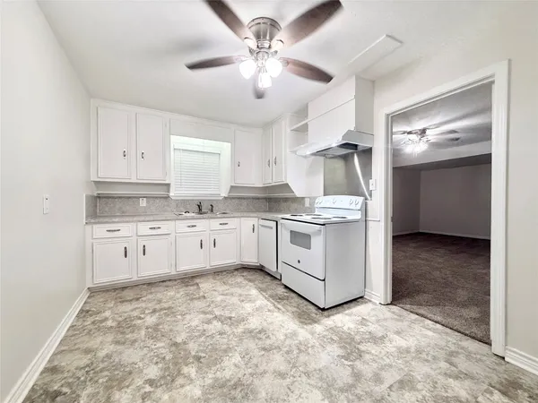 $1,495 | 832 South Anderson Street, Angleton, TX 77515