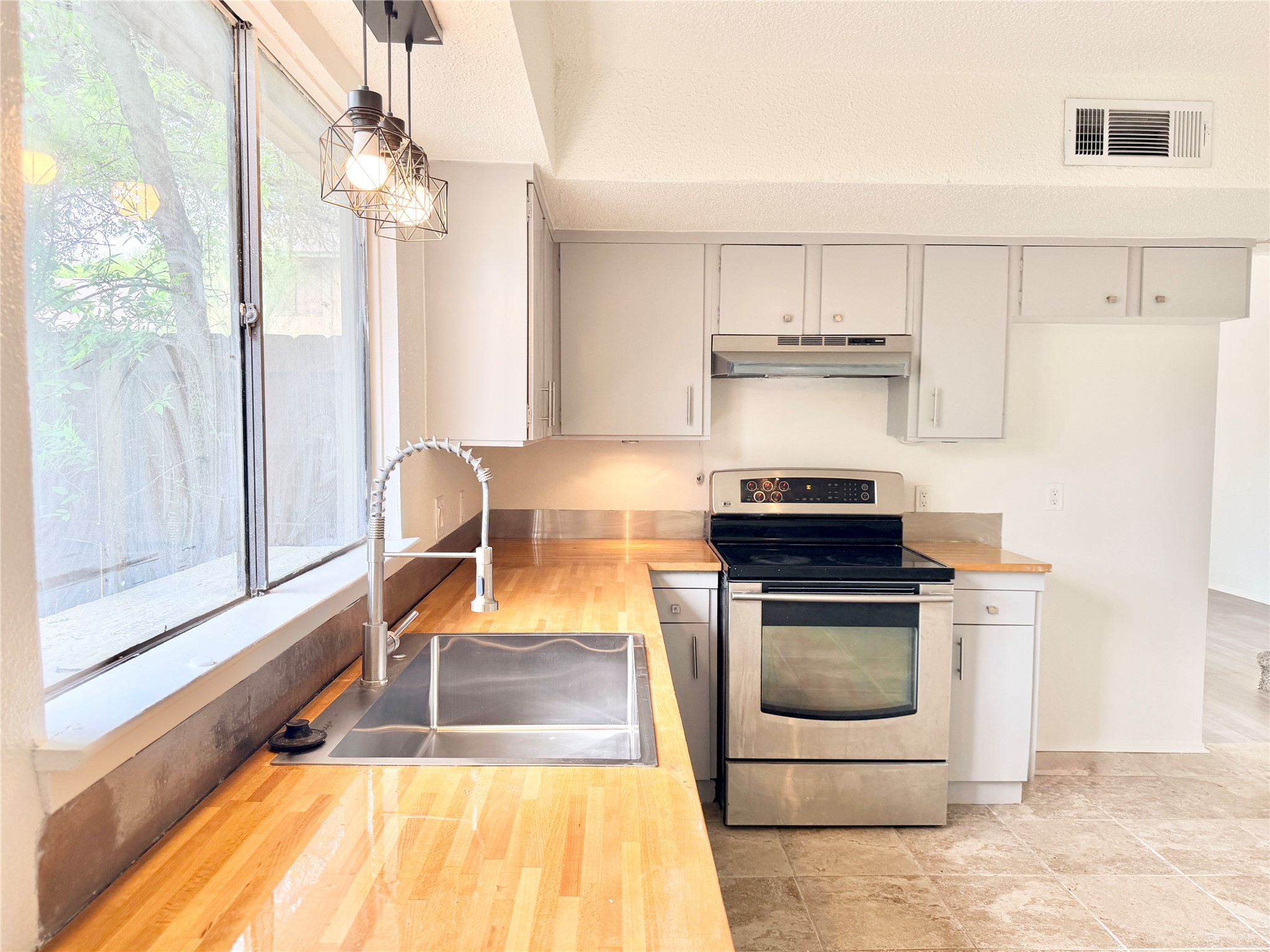 9623 Covey Ridge Lane Austin, TX 78758 - Photo 10 of 40 a kitchen with a stove and a table