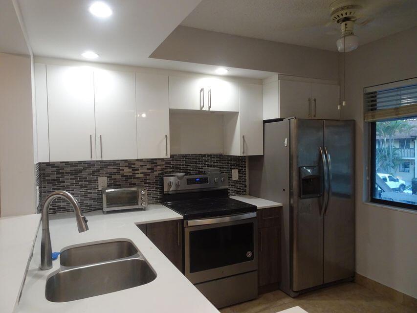 6551 Arleigh Court, Unit 201 Boca Raton, FL 33433 - Photo 5 of 12 209 Kitchen